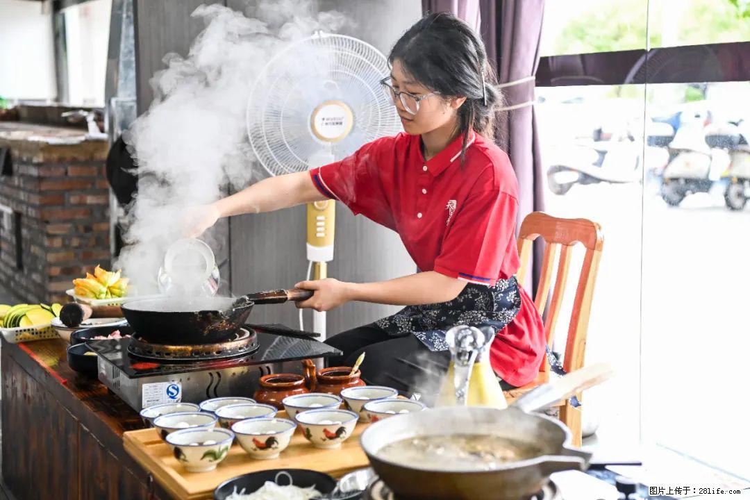 全网追的“扁担女孩”，找了一份暑假工，时薪12元 - 鞍山生活资讯 - 鞍山28生活网 as.28life.net